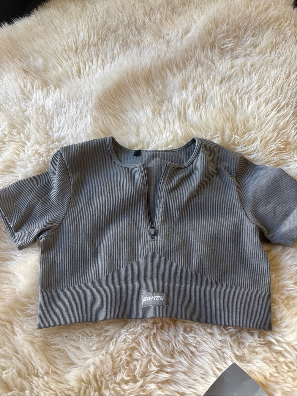 Bo teeGray Ribbed Half-Zip Crop Top